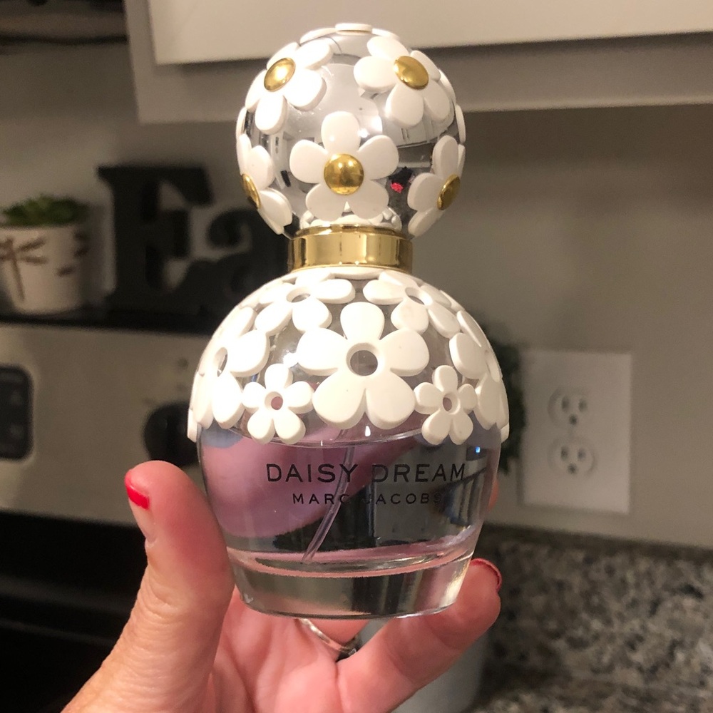 Marc Jacobs Daisy Dream Floral Perfume Bottle